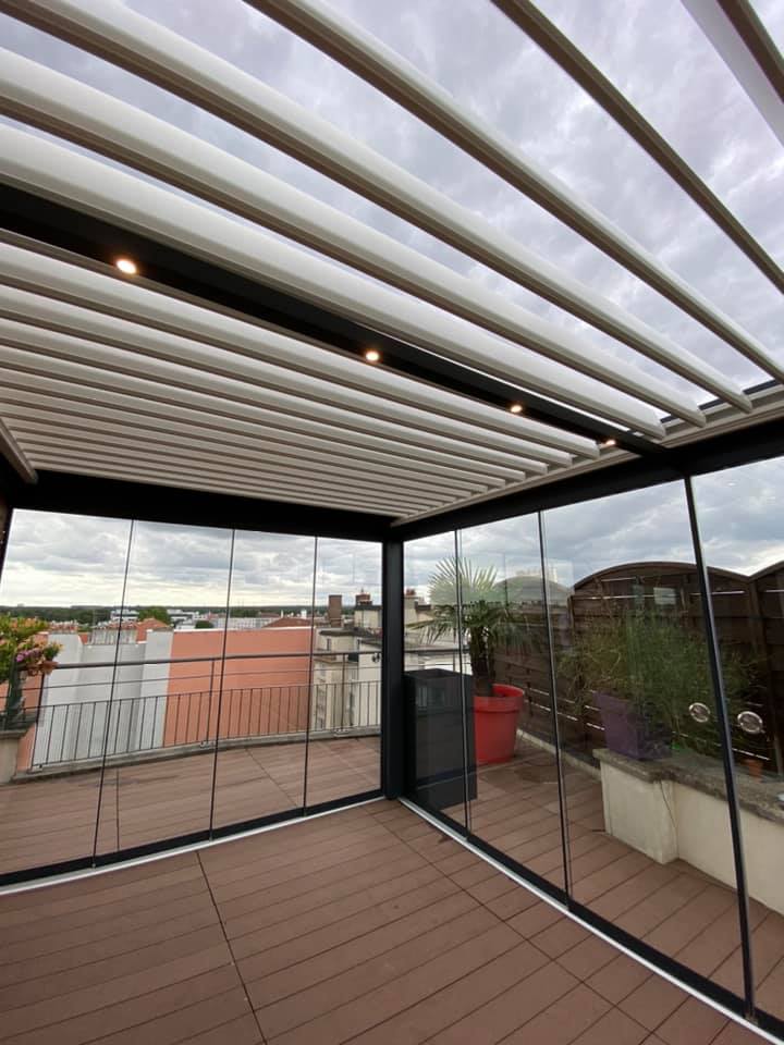 Pergola bioclimatique adossée avec parois vitrée à Fontenay sous Bois Entreprise installation de portails Essonne